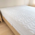 Pokrowiec MaybeBaby® MB Silver założony na materac w sypialni